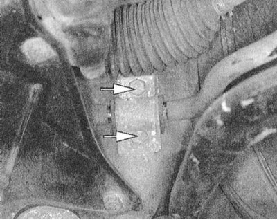 3. Отпустите самоконтрящиеся гайки и снимите стойки стабилизатора поперечной устойчивости.