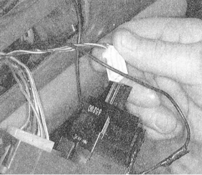 3.Снимите облицовку в сборе с переключателем с панели приборов автомобиля.