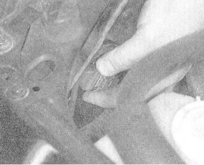 4. Осторожно поворачивая против часовой стрелки, извлеките из кожуха фары патрон с лампой..