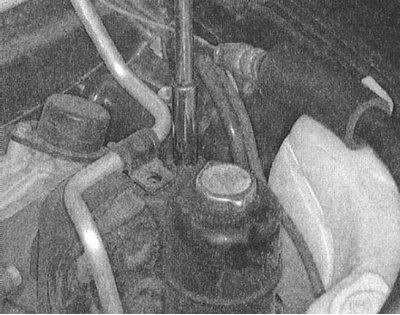 2. Снимите ограничивающий доступ к соответствующей лампе компоненты.