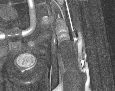 2. Снимите ограничивающий доступ к соответствующей лампе компоненты.