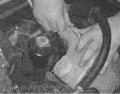 2. Снимите ограничивающий доступ к соответствующей лампе компоненты.