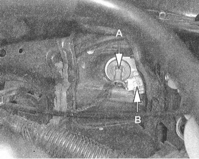 2. Снимите ограничивающий доступ к соответствующей лампе компоненты.