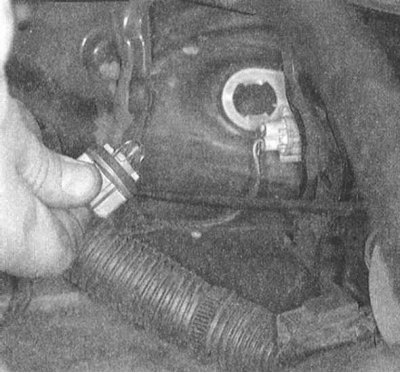 2. Снимите ограничивающий доступ к соответствующей лампе компоненты.