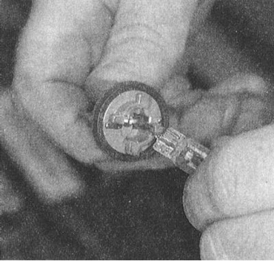 3. Поверните ламподержатель против часовой стрелки и извлеките его из своего посадочного места.