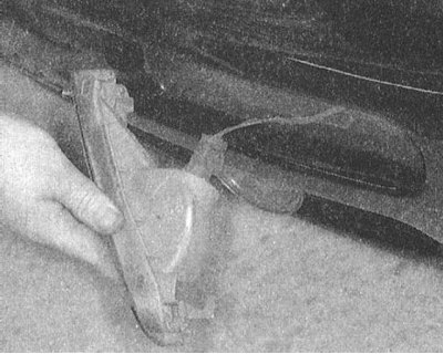 2. Выверните два винта крепления линзы указателя поворота.