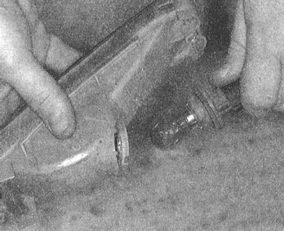 3. Высвободите сборку указателя из кузовной панели.