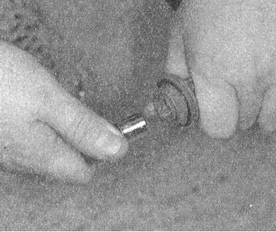 4. Поверните ламподержатель против часовой стрелки и извлеките его из сборки указателя.