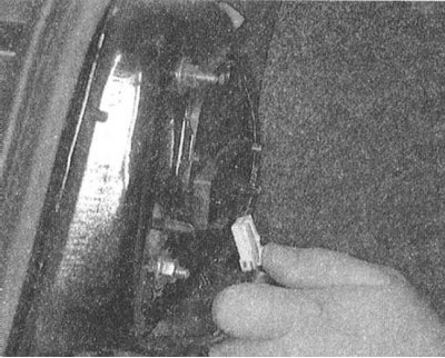 2. Откройте дверь задка/крышку багажного отделения. Отсоедините соответствующую электропроводку,…