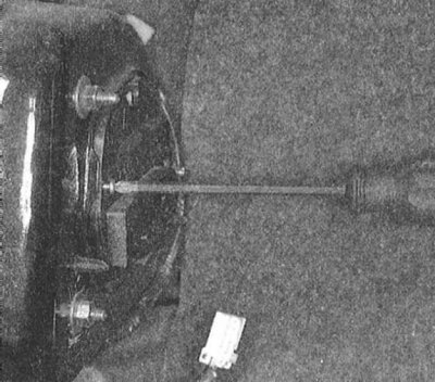 2. Откройте дверь задка/крышку багажного отделения. Отсоедините соответствующую электропроводку,…