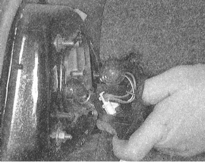 2. Откройте дверь задка/крышку багажного отделения. Отсоедините соответствующую электропроводку,…