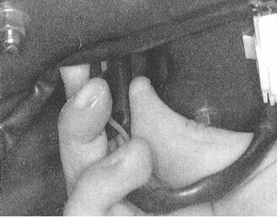 2. Откройте крышку багажного отделения.