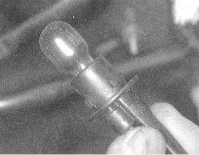 3. При соответствующей комплектации снимите отделочную панель установленную с внутренней стороны…