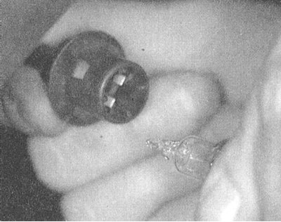 4. Поверните ламподержатель на 1/4 оборота против часовой стрелки и высвободите его из сборки…