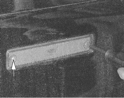 1. Выверните два крепежных винта и снимите сборку соответствующего фонаря с кузовной панели…