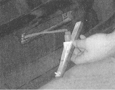 1. Выверните два крепежных винта и снимите сборку соответствующего фонаря с кузовной панели…