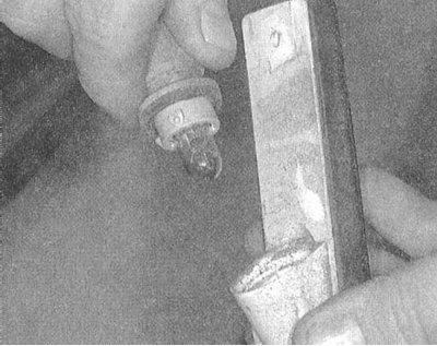 1. Выверните два крепежных винта и снимите сборку соответствующего фонаря с кузовной панели…