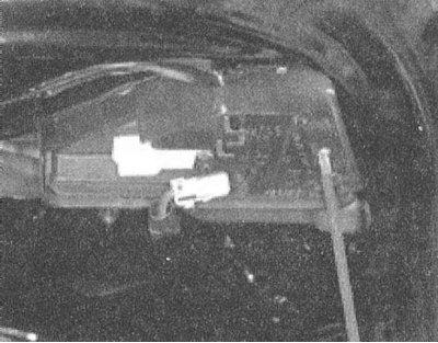 3. Выверните крепежные винты и извлеките ламподержатель из сборки стоп-сигнала.