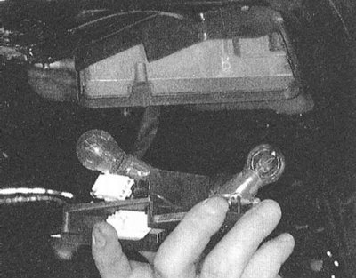 3. Выверните крепежные винты и извлеките ламподержатель из сборки стоп-сигнала.