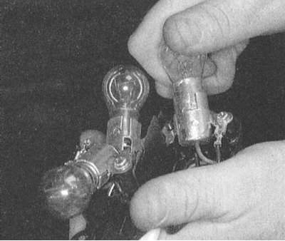 4. Слегка прижав, поверните лампу по часовой стрелке и высвободите лампу из патрона.