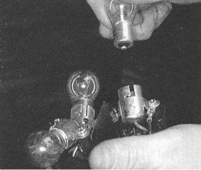 4. Слегка прижав, поверните лампу по часовой стрелке и высвободите лампу из патрона.