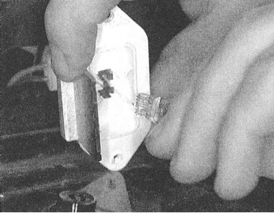 3. Снимите линзу с задней стенки крышки багажного отделения.