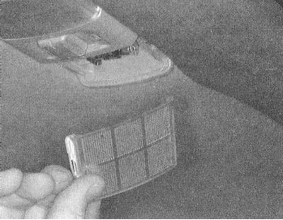 1. Аккуратно поддев маленькой отверткой, снимите плафон соответствующего светильника.