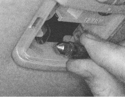 1. Аккуратно поддев маленькой отверткой, снимите плафон соответствующего светильника.