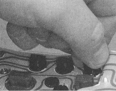 2. Снимите комбинацию приборов (см. Раздел Снятие и установка комбинации приборов).