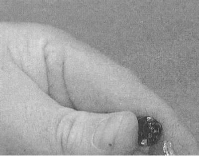 3. Поверните ламподержатель нуждающейся в замене лампы против часовой стрелки и снимите его со…