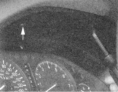 2. Выверните два крепежных винта, и осторожно снимите с панели приборов козырек комбинации.