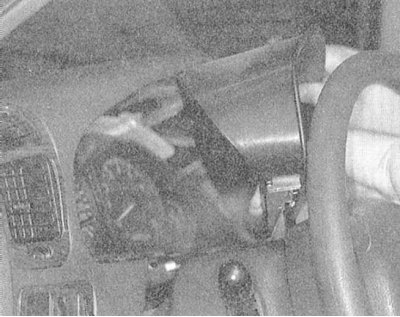 2. Выверните два крепежных винта, и осторожно снимите с панели приборов козырек комбинации.