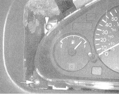 2. Выверните два крепежных винта, и осторожно снимите с панели приборов козырек комбинации.