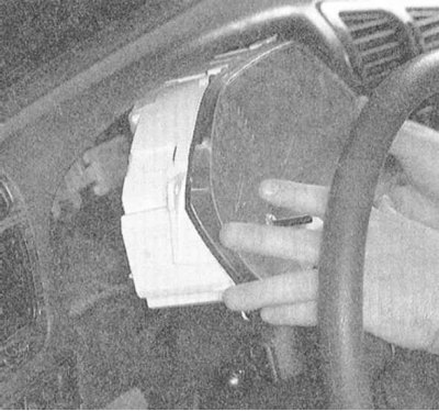 Внимание! На некоторых моделях необходимость отсоединения от комбинации электропроводки…