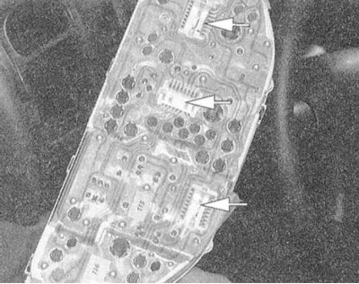 Внимание! На некоторых моделях необходимость отсоединения от комбинации электропроводки…