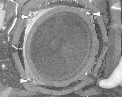 2. Снимите панель внутренней обивки двери (см. Главу Кузов).