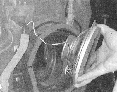 3. Выверните крепежные винты, высвободите громкоговоритель из своего посадочного гнезда в дверной…