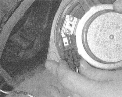 3. Выверните крепежные винты, высвободите громкоговоритель из своего посадочного гнезда в дверной…