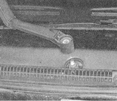 2. Снимите защитный колпачок и отдайте гайку крепления рычага стеклоочистителя.