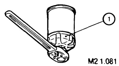 4. Снимите масляный фильтр (1).