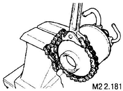 Зафиксируйте корпус фильтра в слесарных тисках и открутите крышку при помощи специального ключа.