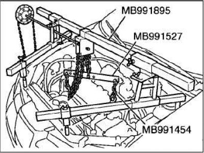 Закрепите двигатель на траверсе и повесьте ее на таль или аналогичное устройство, как показано на…