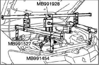Вставьте деревянный брусок между опорной пятой домкрата и масляным поддоном двигателя.