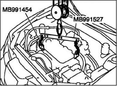 Установите на двигатель специальные приспособления (подъемник двигателя и траверса).